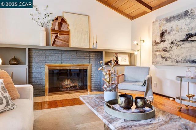 25 Whitehall Dr, Orinda CA: https://media.crmls.org/mediaz/63349617-75c8-4650-b596-46ffa0af3074.jpg