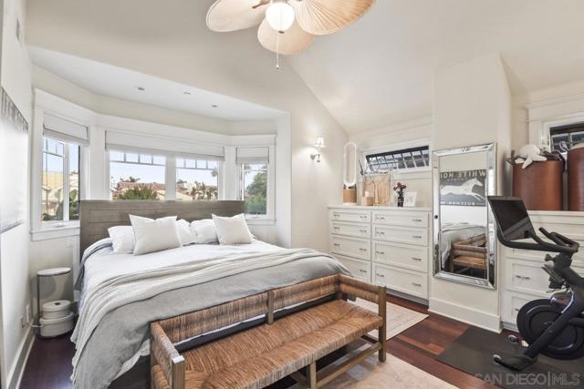 744 G Ave, Coronado CA: https://media.crmls.org/mediaz/633498e4-fe1e-4d25-8028-07a28e36c237.jpg