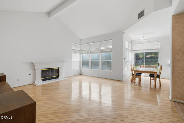 1251 Via Latina Drive, Camarillo CA: https://media.crmls.org/mediaz/633713a6-1711-4065-9207-9a09b48d8a58.jpg