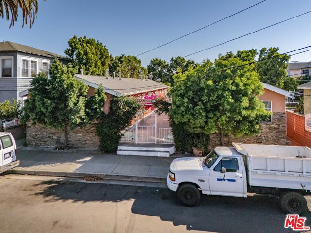 349 W Amar Street, San Pedro CA: https://media.crmls.org/mediaz/633778c3-b553-4a63-b936-32e6c9e35688.jpg