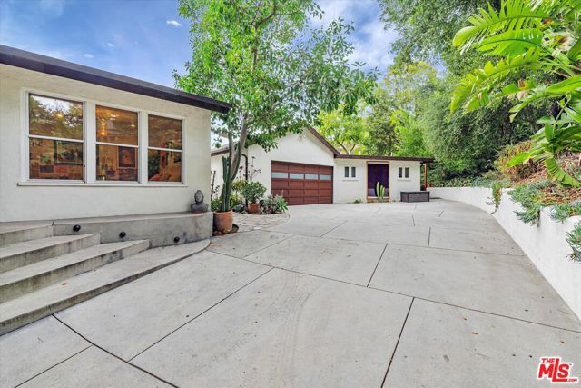 2316 Laurelmont Place, Los Angeles CA: https://media.crmls.org/mediaz/6338e98f-07fc-4e8b-b51e-8d5f4e00c06d.jpg