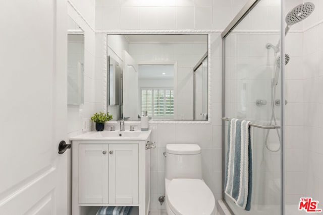 16979 Encino Hills Drive, Encino CA: https://media.crmls.org/mediaz/63399948-773f-486f-9820-2027fd008e78.jpg
