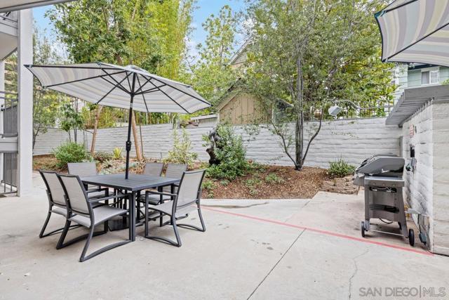 2414 Front St, San Diego CA: https://media.crmls.org/mediaz/633a43fd-9181-4eb8-828a-520422ec30bc.jpg