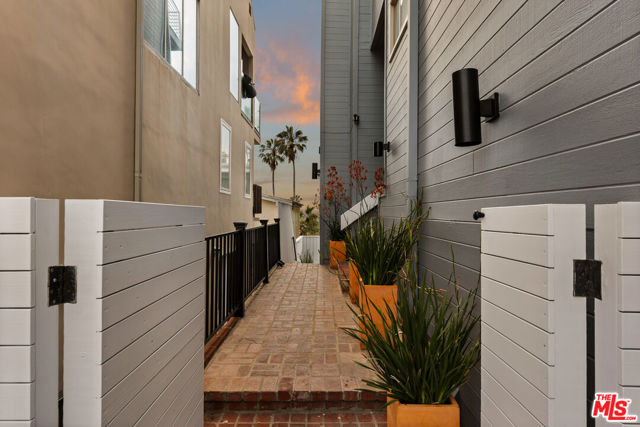 6624 Vista Del Mar, Playa del Rey CA: https://media.crmls.org/mediaz/633af291-c731-4c14-8ab6-c741ba3de4e6.jpg