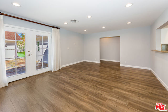 4503 Vesper, Sherman Oaks CA: https://media.crmls.org/mediaz/633ba4e6-24dc-400d-8a57-41e9e31252dc.jpg