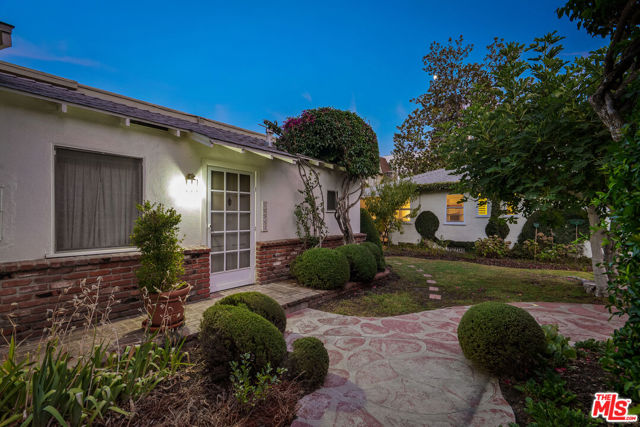 10941 Peach Grove Street, Toluca Lake CA: https://media.crmls.org/mediaz/633bcb91-d478-40f8-8ab5-86b50dc54395.jpg