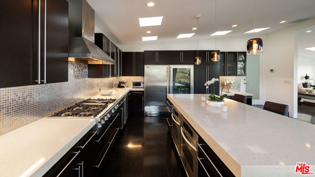 1415 Summitridge Drive, Beverly Hills CA: https://media.crmls.org/mediaz/633c3ef2-d29f-4756-838b-5dc8665ef492.jpg