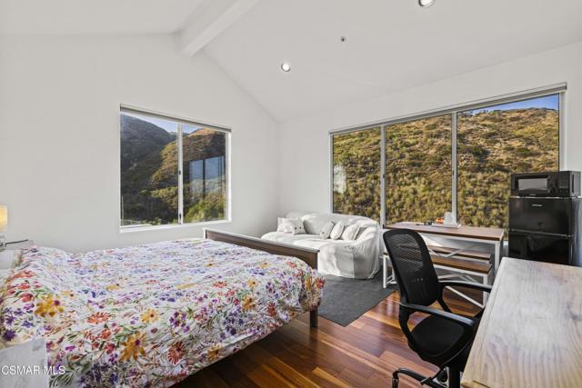 31505 Pacific Coast Highway, Malibu CA: https://media.crmls.org/mediaz/633c6e0b-f0eb-48d7-bee2-16084ba0666d.jpg