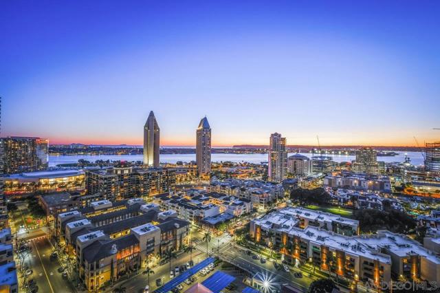 700 Front St, San Diego CA: https://media.crmls.org/mediaz/633de320-b54f-419b-8f9f-c2a9f62a3e71.jpg