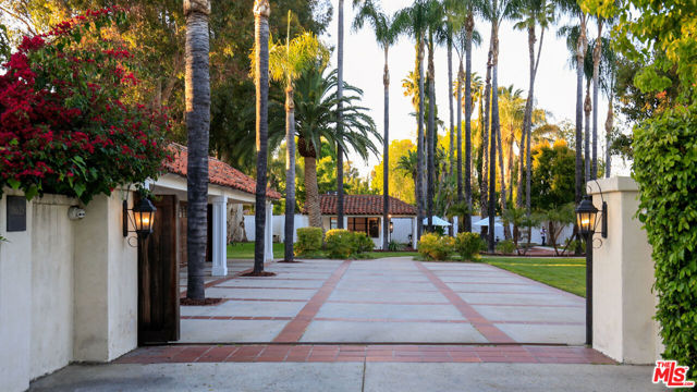 18625 Wells Drive, Tarzana CA: https://media.crmls.org/mediaz/633dee24-99d6-45d1-9204-5f880d160d77.jpg