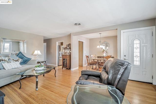 581 Fairway Street, Hayward CA: https://media.crmls.org/mediaz/633e12db-48e0-4948-8293-2c3cd4aadffc.jpg