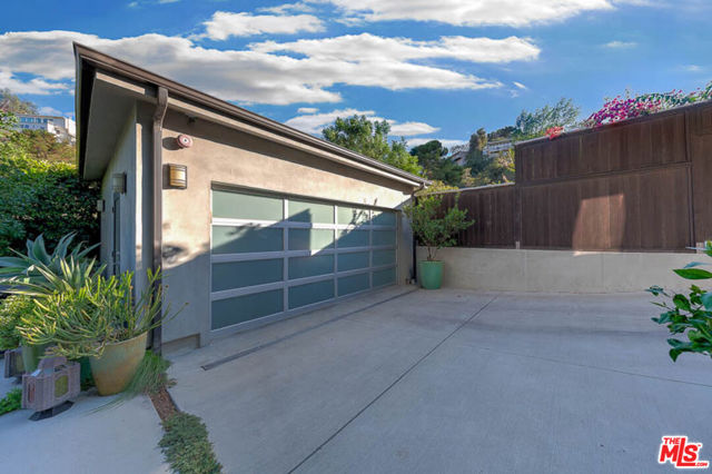 8573 Appian Way, Los Angeles CA: https://media.crmls.org/mediaz/633fa977-f927-4787-8e9a-9da79d64e21c.jpg