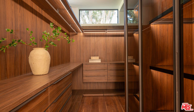 12752 Mulholland Drive, Beverly Hills CA: https://media.crmls.org/mediaz/63409731-53cb-4ef1-a6bb-c9325fbb20ad.jpg