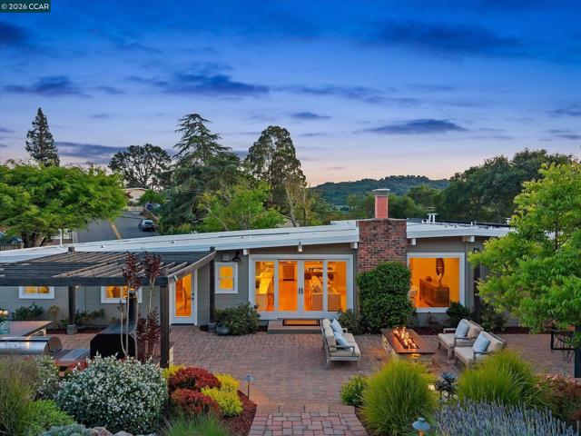 31 Ivy Dr, Orinda CA: https://media.crmls.org/mediaz/634102d2-3bc5-44f6-9376-7b0ab55d18a9.jpg