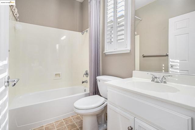 452 Tayberry Ln, Brentwood CA: https://media.crmls.org/mediaz/63413ab3-12e8-4490-951d-08ef0861084f.jpg