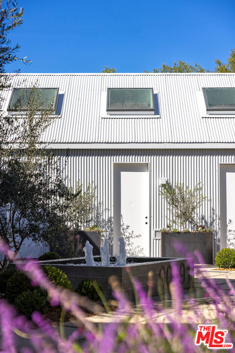 1821 Penmar Avenue, Venice CA: https://media.crmls.org/mediaz/634168ca-f6c4-4c4e-96be-e9c7a32add9c.jpg