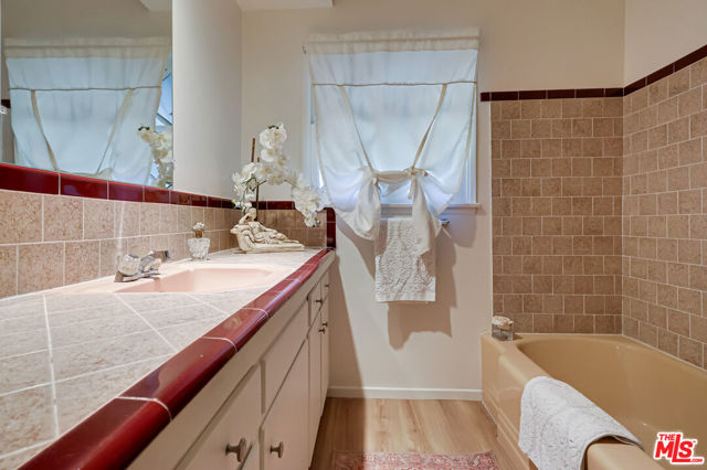 7951 Glenties Lane, Sunland CA: https://media.crmls.org/mediaz/6342e0ae-5db1-4ade-89a5-cffc70b552bc.jpg
