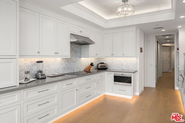 300 N Swall Drive, Beverly Hills CA: https://media.crmls.org/mediaz/6343a43d-6024-4ee3-a591-0f6e52f3b87d.jpg
