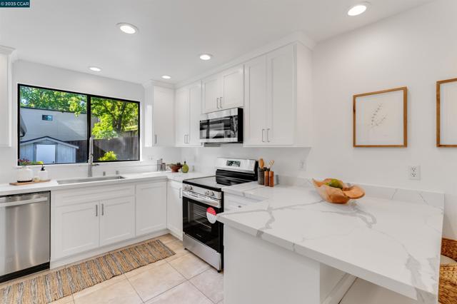 2424 San Miguel Dr, Walnut Creek CA: https://media.crmls.org/mediaz/6343c21f-c270-490f-a764-749f8d3416b1.jpg