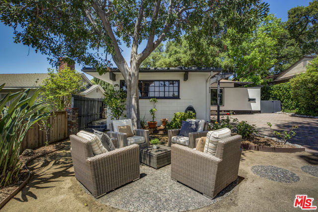 1943 Coolidge Avenue, Altadena CA: https://media.crmls.org/mediaz/6343dafc-85d1-4cfd-84df-b84618ccecc4.jpg