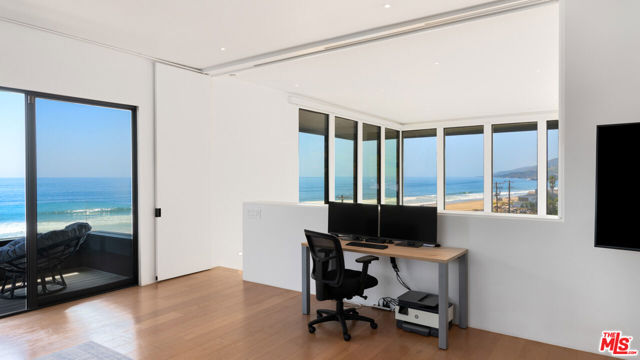 6463 Surfside Way, Malibu CA: https://media.crmls.org/mediaz/6344363a-5494-4ca1-bd18-1c36267ad9d6.jpg