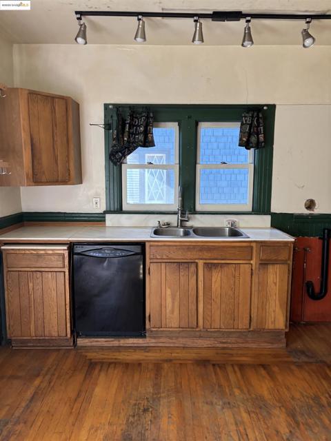 35 Randwick Ave, Oakland CA: https://media.crmls.org/mediaz/63443b8d-ded1-4897-9e9b-6f6becaddf46.jpg