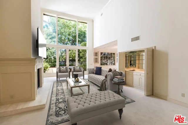 12386 Ridge Circle, Los Angeles CA: https://media.crmls.org/mediaz/6344699e-c514-4322-93a9-2d864e29b47d.jpg