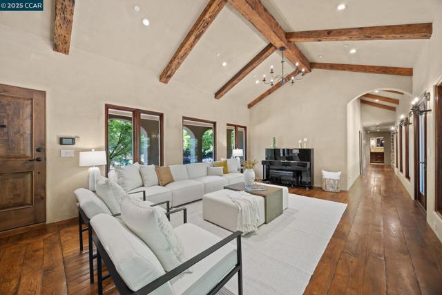 80 Rheem Blvd, Orinda CA: https://media.crmls.org/mediaz/6344bf6d-dba0-4bd3-84f5-700d78589599.jpg