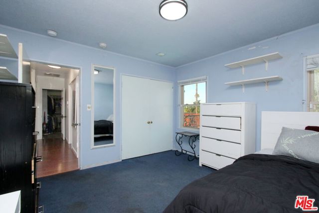 1807 Cochran Place, Los Angeles CA: https://media.crmls.org/mediaz/634605b9-5db7-4ed0-a120-430c8f3b10c7.jpg