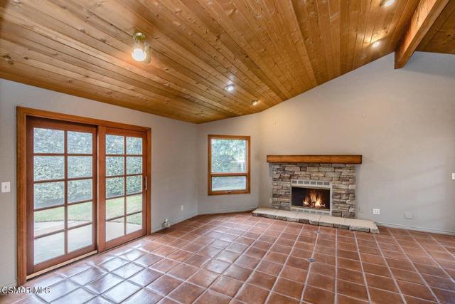 891 Teakwood Court, Thousand Oaks CA: https://media.crmls.org/mediaz/63463ce8-33ae-447b-b727-42f537daea93.jpg