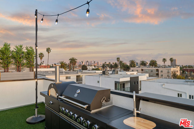 542 1/2 N Serrano Avenue, Los Angeles CA: https://media.crmls.org/mediaz/634666e2-6a6a-4c16-b132-a1f055d010f7.jpg