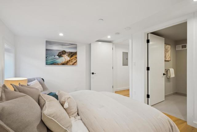 1433 Floribunda Avenue, Burlingame CA: https://media.crmls.org/mediaz/63470357-983f-4129-b162-b42798da3b95.jpg
