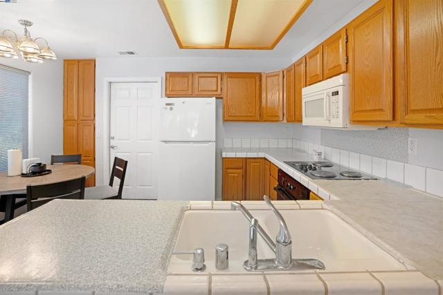 16935 Sugar Pine Dr, Morgan Hill CA: https://media.crmls.org/mediaz/63471c27-a4a9-4aca-ac9c-805ef7a37be6.jpg