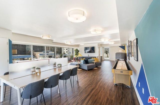 521 W Colorado Street, Glendale CA: https://media.crmls.org/mediaz/63472884-dfec-4a76-8586-7c08c622f00e.jpg