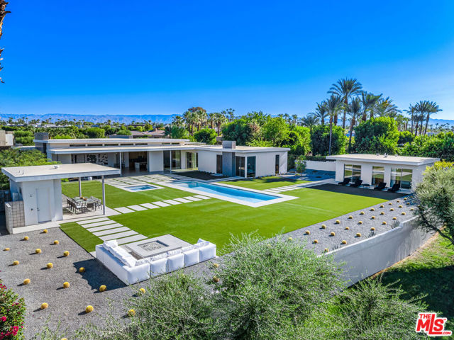 6 Big Sioux Road, Rancho Mirage CA: https://media.crmls.org/mediaz/63488435-c8f8-4a9a-9ecd-be4c9149bdda.jpg