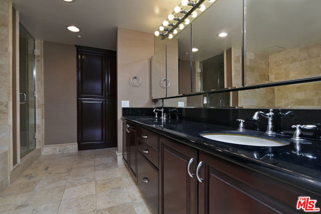 10520 Wilshire Boulevard, Los Angeles CA: https://media.crmls.org/mediaz/6349e77a-dd3e-4b61-bb56-5a4de40de534.jpg