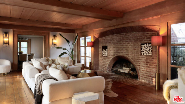 18625 Wells Drive, Tarzana CA: https://media.crmls.org/mediaz/634aa537-a400-47bc-abb8-e9fe4987d3df.jpg