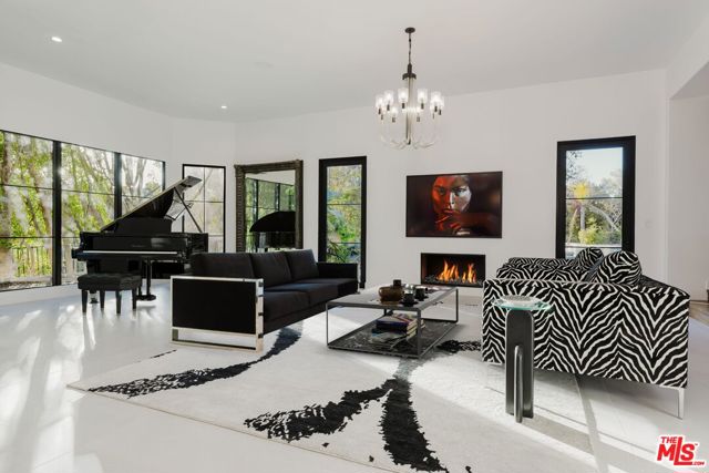 5192 Parkway Calabasas, Calabasas CA: https://media.crmls.org/mediaz/634b73b7-6261-4b10-998d-e2cd8888d738.jpg