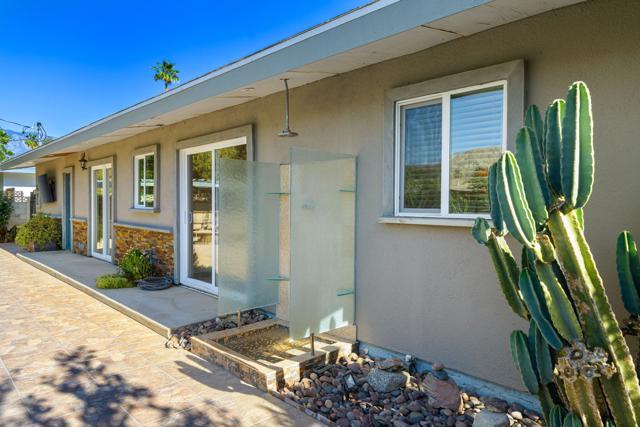 69895 Papaya Lane, Cathedral City CA: https://media.crmls.org/mediaz/634bf560-37eb-4322-a376-d161c1f52ae5.jpg