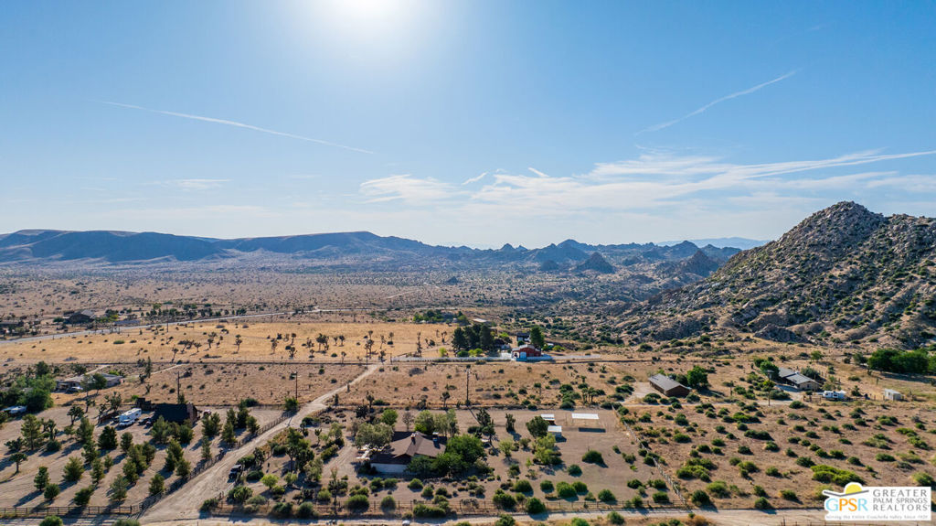 https://media.crmls.org/mediaz/634ccd33-35ca-45de-9630-6d2459262498.jpg?preset=X-Large