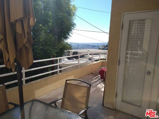8613 Franklin Avenue, Los Angeles CA: https://media.crmls.org/mediaz/634ecd2c-c7e0-46da-ad83-0b78f7b2059d.jpg