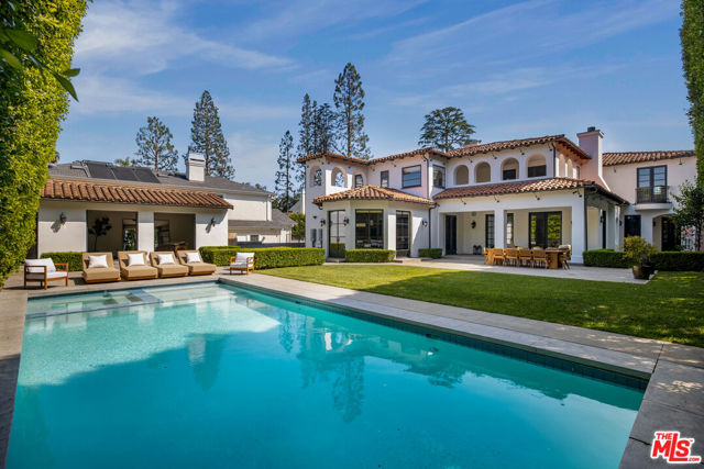 706 N Crescent Drive, Beverly Hills CA: https://media.crmls.org/mediaz/634f133b-9a5a-4e94-a31f-03a275ee91ea.jpg