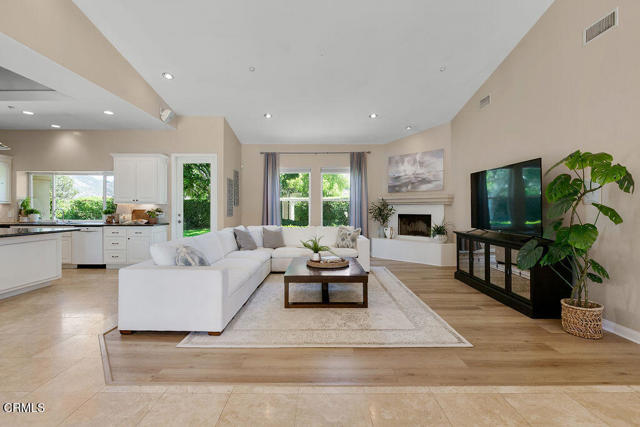 2625 Marvella Court, Camarillo CA: https://media.crmls.org/mediaz/6351016d-58fd-4d97-b8ab-28280ad99f29.jpg
