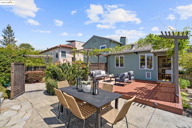 131 Sonia St, Oakland CA: https://media.crmls.org/mediaz/63517066-ac4b-4e68-9d0a-c263162bb5bd.jpg