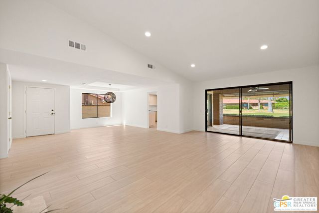 6 Joya Drive, Palm Desert CA: https://media.crmls.org/mediaz/6353202a-96b8-487e-82ca-b0d4465c09a0.jpg