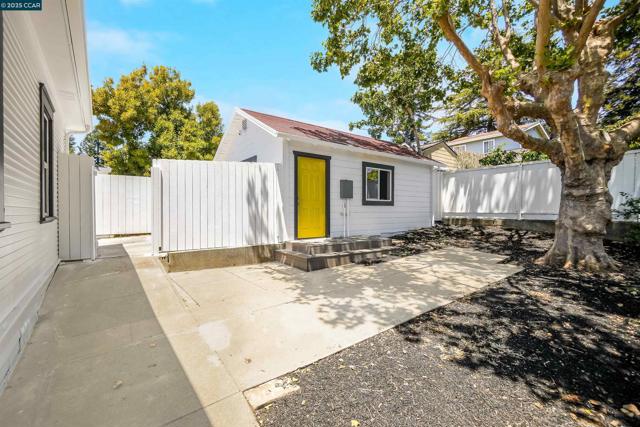 2718 Carmel St, Oakland CA: https://media.crmls.org/mediaz/63532479-2706-4b1d-a01f-cfcd51c157f6.jpg