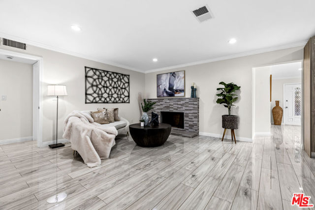 8557 Norwich Avenue, North Hills CA: https://media.crmls.org/mediaz/6353ea4c-7892-4b07-b72a-4e8da348f033.jpg