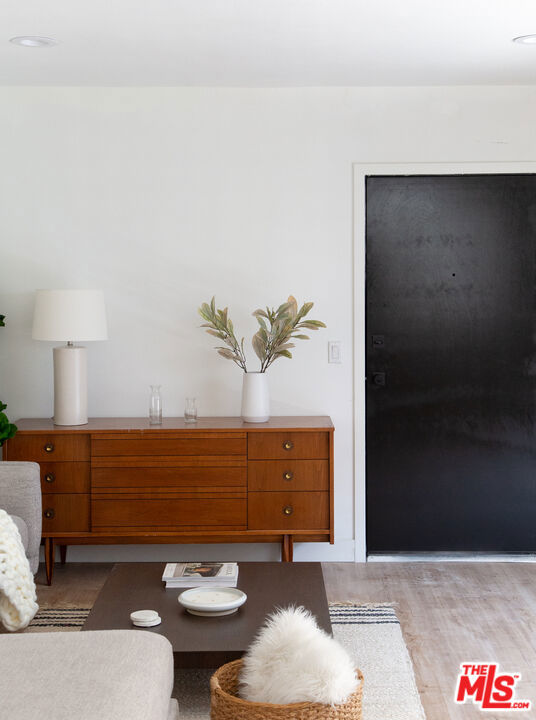 4938 Rosewood Avenue, Los Angeles CA: https://media.crmls.org/mediaz/63545d02-f751-43af-8a39-0238b2594334.jpg