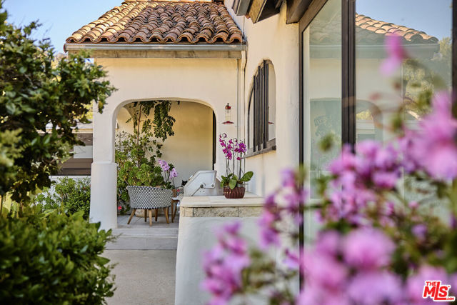 2266 Cold Canyon Road, Calabasas CA: https://media.crmls.org/mediaz/63551670-0870-44ce-8a25-3a2cbcb9b900.jpg