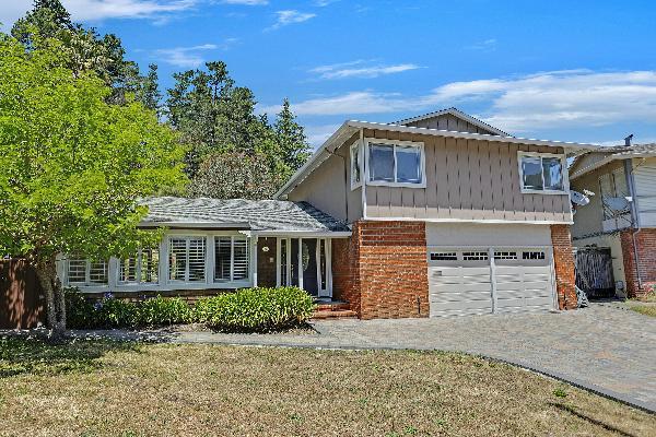10 Banff Way, Pacifica CA: https://media.crmls.org/mediaz/635558c4-aa26-47c6-a73c-27612c9183ce.jpg